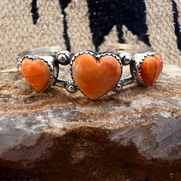 Navajo Jewelry - ❤️ Spiny Oyster Adjustable Heart Cuff Brushed Sterling Navajo Southwestern 17.3G
